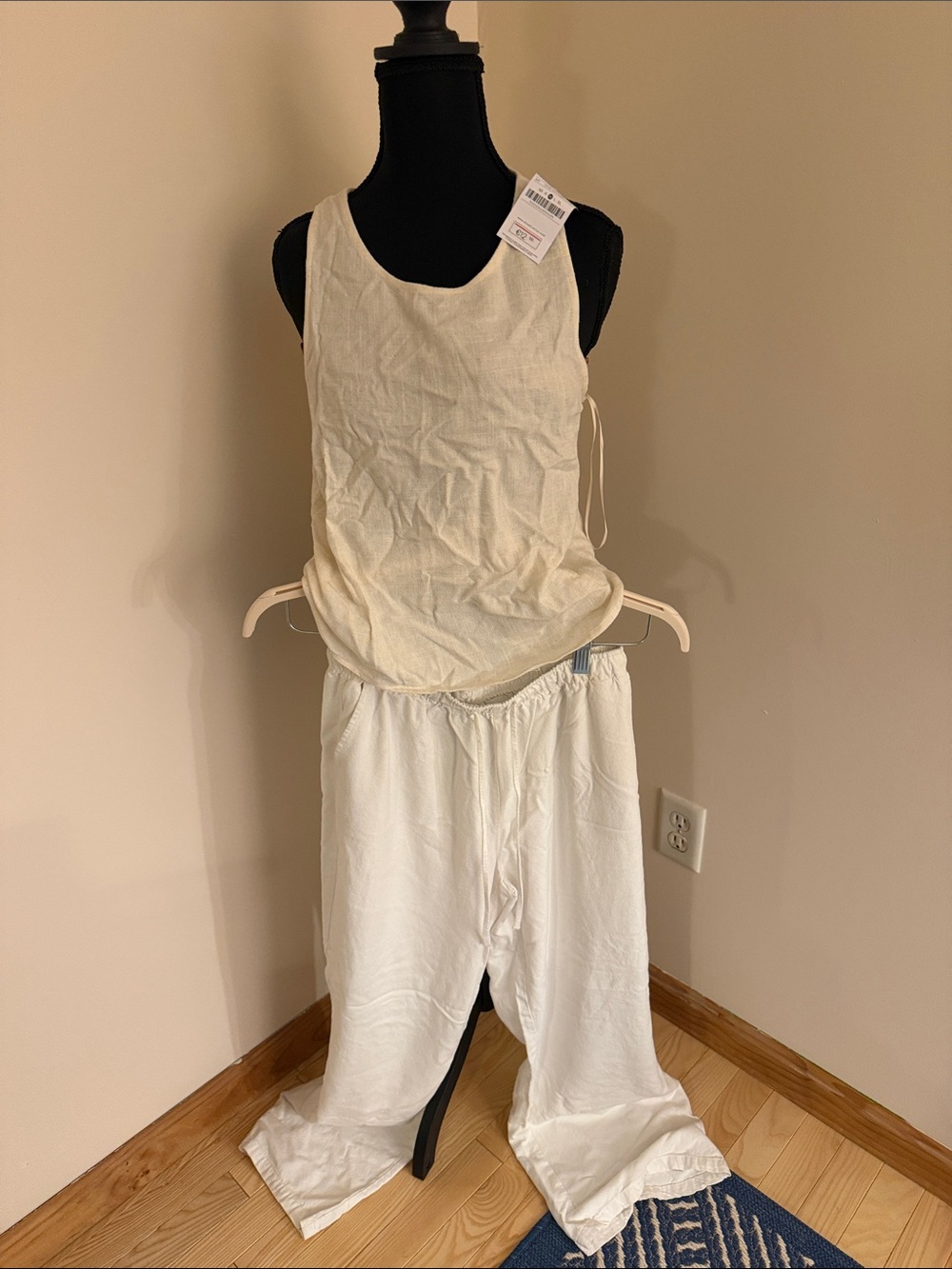 stradivarius Cream Linen Tank Top and white pants, size medium